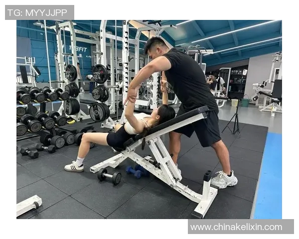 提升肩部力量的上斜哑铃推举技巧与训练方法详解